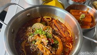 Menu lain yang menjadi andalan adalah jjampong. Jjangpong di sini ditawarkan beberapa varian, ada yang menggunakan seafood, daging sapi, dan daging ayam. Chadol Jjampong dengan isian daging sapi ini bisa dicicip (Rp 40.000). Foto: detikFood/Yenny Mustika Sari