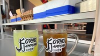 Sebagai penutup, kami juga mencoba minumannya yang unik, yaitu Korean Banana Soda Milk (Rp 18.000). Jadi, minuman ini terbuat dari susu pisang Korea yang hits ditambahkan soda, jadi rasanya mirip minuman milkis atau soda gembira. Foto: detikFood/Yenny Mustika Sari