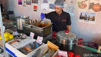 Baru masuk ke area restoran saja, kamu pasti akan langsung tertarik. Konsep tempat duduknya juga bukan pakai meja, melainkan di buat berjajar ala warung kaki lima. Suasana ini kerap ditemui di pasar tradisional Korea. Foto: detikFood/Yenny Mustika Sari