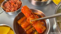 Tteokbokki (Rp 20.000) di sini juga cukup lezat meski harganya murah. Teksturnya empuk lembut ditambah kuahnya yang merah merona, agak pedas dengan sensasi rasa manis yang pas. Foto: detikFood/Yenny Mustika Sari