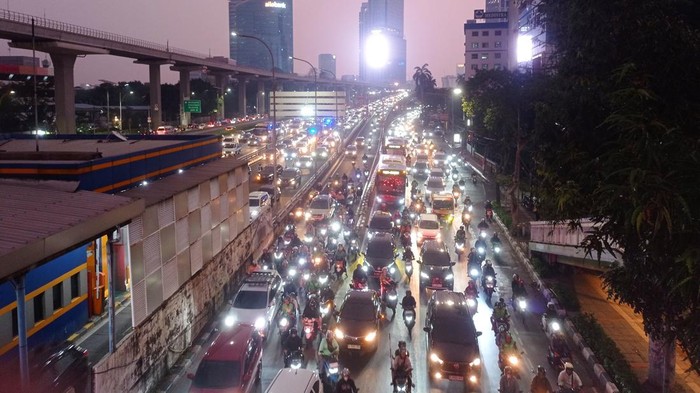 Galian di Jalan MT Haryono Lumpuhkan Arus Lalu Lintas dari Kuningan ke Cawang