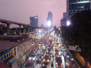 Ada Galian di Jalan MT Haryono, Lalin Kuningan Arah Cawang Macet Parah