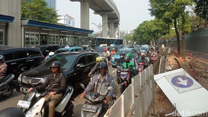 Lalu lintas di Kuningan Jaksel macat imbas proyek galian belum rampung