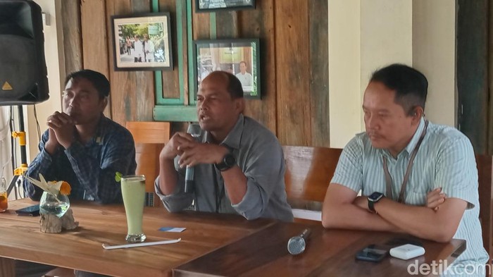Manajer Strategi Pemasaran PLN UID Bali Ida Bagus Surya Respati (kanan) saat acara temu media di Denpasar, Rabu (24/7/2024). (Aryo Mahendro/detikBali)