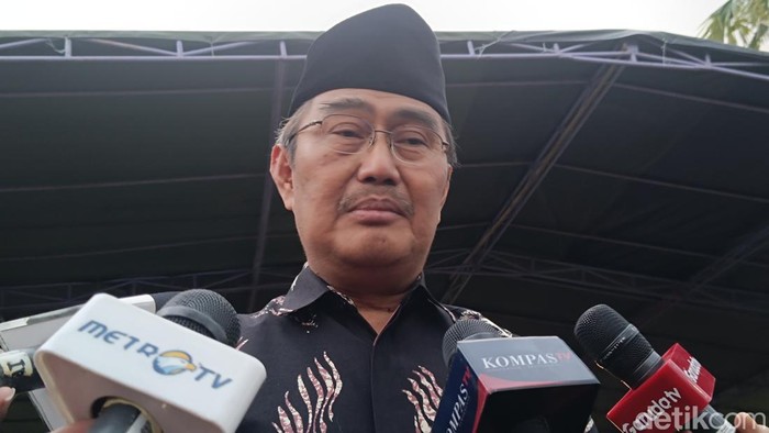Mantan Ketua MK Jimly Asshiddiqie menghadiri pemakaman Wapres ke-9 Hamzah Haz di Yayasan Al-Ikhlas Cisarua, Kabupaten Bogor, Jawa Barat. (Rizky AM/detikcom)