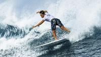 Rio Waida berselancar saat latihan jelang kompetisi selancar Olimpiade Musim Panas 2024 di Teahupoo, Tahiti, Selasa (23/7/2024). (Ed Sloane/Pool Photo via AP)  
