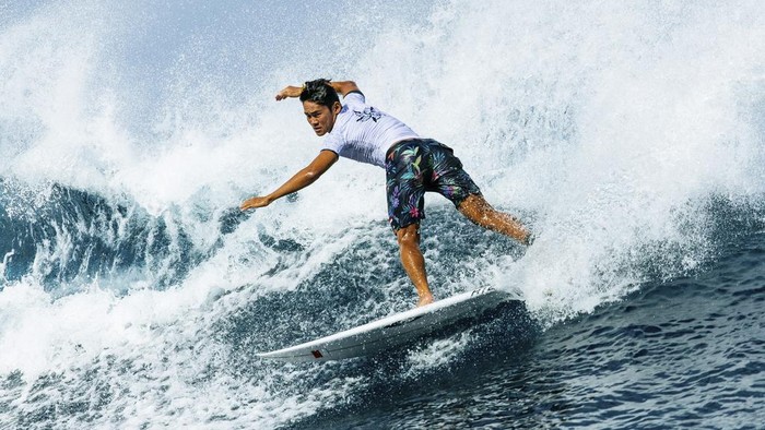 Melihat Aksi Rio Waida Taklukan Ombak Jelang Olimpiade Paris Rio Waida, of Indonesia, surfs on a training day ahead of the 2024 Summer Olympics surfing competition, Tuesday, July 23, 2024, in Teahupo'o, Tahiti. (Ed Sloane/Pool Photo via AP)