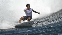 Rio menjadi satu-satunya atlet selancar yang membela Indonesia di Olimpiade Paris 2024, yang akan berlangsung dari 26 Juli hingga 11 Agustus. (Jerome Brouillet/Pool Photo via AP)  