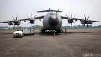 Pesawat Airbus A400M Atlas milik Angkatan Udara Prancis terparkir di Pangkalan TNI Angkatan Udara (Lanud) Halim Perdanakusuma, Jakarta Timur, dalam rangka misi Pegase 2024, Rabu (24/7/2024).  