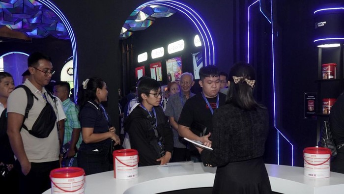 Melihat Instalasi Weatherbond Series Techsperience Brand Ambassador Nippon Paint Raffi Ahmad yang juga pengguna Weatherbond Ultimate melihat instalasi yang menggunakan cat seperti di rumahnya.