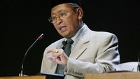 Hamzah Haz mengawali karier sebagai guru pada 1960. Dia kemudian menjadi wartawan surat kabar Bebas di Pontianak hingga menjadi Pimpinan Umum Harian Berita Pawau di Kalimantan Barat. (Paula Bronstein/Getty Images)  