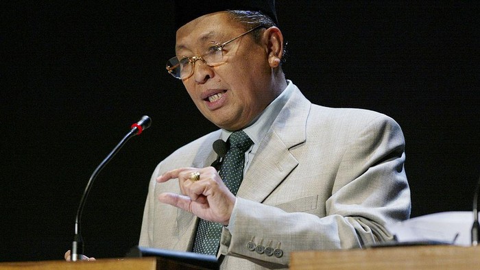 JAKARTA, INDONESIA - JULY 1:  Indonesian presidential candidate Hamzah Haz speaks during a Presidential debate July 1, 2004 in Jakarta, Indonesia. The debate, the first of its kind in Indonesia, pitted Haz against his rival Wiranto, a former military chief, and Susilo Bambang Yudhoyono. Indonesians go to the polls on July 5 in the first direct presidential elections.  (Photo by Paula Bronstein/Getty Images)