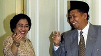Dalam dunia politik, Hamzah Haz menjabat Wapres mendampingi Presiden RI ke-5 Megawati Soekarnoputri. Hamzah Haz menjabat pada 2001-2004. (AFP/OKA BUDHI)  