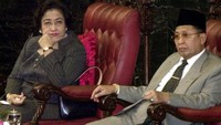 Dikutip dari laman resmi PPP, Hamzah Haz sebelum menjadi Wapres merupakan ketua PPP yang merupakan hasil penggabungan dari empat partai Islam semasa Orde Baru, yaitu PSII, Parmusi, NU, dan PERTI. (AFP/OKA BUDHI)  