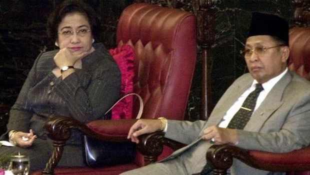Indonesian President Megawati Sukarnoputri (L) with vice President Hamzah Haz listen during a plenary session as part of parliament's 10-day annual session in Jakarta, 10 August 2002.  Indonesia moved a step closer to direct presidential elections after all the 12 factions in a commission charged with deliberating constitutional amendments agreed that president and vice president should be elected directly by the people.  AFP PHOTO/Oka BUDHI (Photo by OKA BUDHI / AFP)