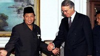 Hamzah Haz juga pernah menjadi Wakil Ketua DPR RI serta Menko Kesra era Presiden Abdurrahman Wahid (Gus Dur). (AFP/ADEK BERRY)  