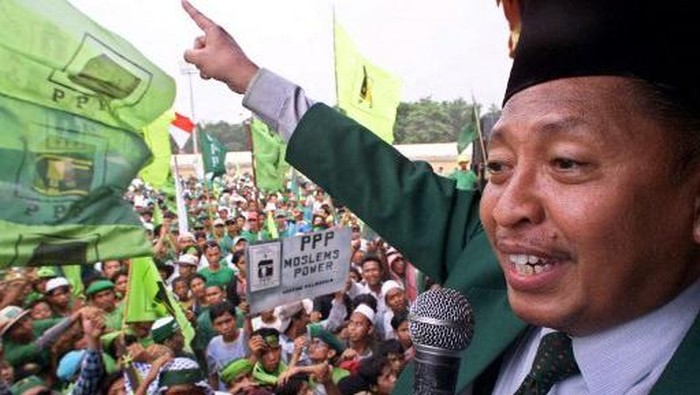 Mengenang Wapres Ke-9 Hamzah Haz dalam Bingkai Foto Hamzah Haz, the leader of the United Development Party (PPP), one of the main Moslem-oriented parties which was allowed under former president Suharto's regime, addresses a crowd of supporters 25 May 1999 during the second round of campaigning. Tens of thousands of people, mainly supporters of the PPP, campaigned through the streets of the capital on the start of the second week of campaigning for the upcoming 07 June elections. (ELECTRONIC IMAGE) AFP PHOTO/Emmanuel DUNAND (Photo by EMMANUEL DUNAND / AFP)