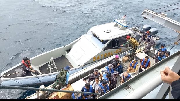 Mensos Risma menaiki Landing Craft Vehicle Personnel (LCVP) milik TNI AL.