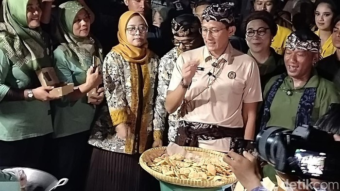 Menteri Pariwisata dan Ekonomi Kreatif Sandiaga Uno menyerahkan langsung piagam sekaligus menandatangani prasasti ADWI 2024 di area wisata Talaga Biru Cicerem, Selasa (23/7) malam.