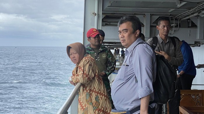 Menteri Sosial (Mensos) Tri Rismaharini (RIsma) menaiki Kapal Perang Republik Indonesia (KRI) Teluk Weda-526 selama 28 jam untuk sampai di Kepulauan Kei, Maluku Tenggara, dari Ambon.