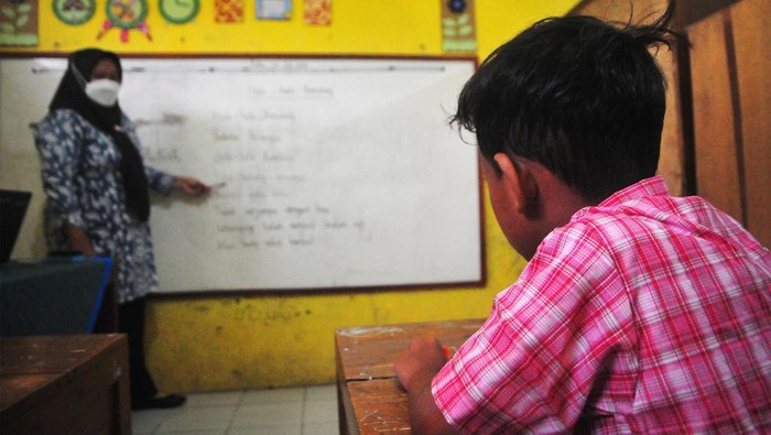 Guru mengajar seorang siswa di SD N 2 Bulungcangkring, Jekulo, Kudus, Jawa Tengah, Rabu (24/7/2024). Menurut kepala sekolah setempat, sekolah tersebut hanya mempunyai satu siswa baru pada tahun ajaran 2024/2025 dimana kekurangan siswa itu diduga karena kurangnya fasilitas pendidikan sehingga mengurangi minat siswa belajar di sekolah itu. ANTARA FOTO/Yusuf Nugroho/aww.