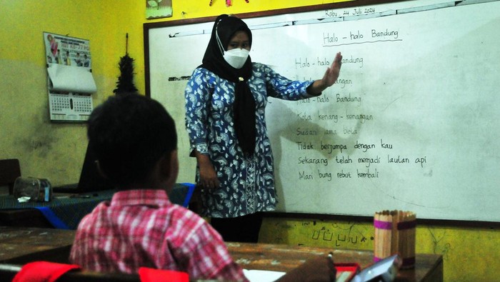 Guru mengajar seorang siswa di SD N 2 Bulungcangkring, Jekulo, Kudus, Jawa Tengah, Rabu (24/7/2024). Menurut kepala sekolah setempat, sekolah tersebut hanya mempunyai satu siswa baru pada tahun ajaran 2024/2025 dimana kekurangan siswa itu diduga karena kurangnya fasilitas pendidikan sehingga mengurangi minat siswa belajar di sekolah itu. ANTARA FOTO/Yusuf Nugroho/aww.