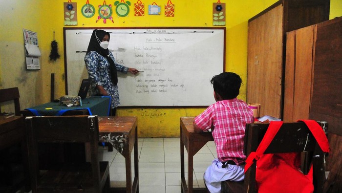 Miris! SD di Kudus Ini Hanya Ada Satu Siswa Baru Guru mengajar seorang siswa di SD N 2 Bulungcangkring, Jekulo, Kudus, Jawa Tengah, Rabu (24/7/2024). Menurut kepala sekolah setempat, sekolah tersebut hanya mempunyai satu siswa baru pada tahun ajaran 2024/2025 dimana kekurangan siswa itu diduga karena kurangnya fasilitas pendidikan sehingga mengurangi minat siswa belajar di sekolah itu. ANTARA FOTO/Yusuf Nugroho/aww.