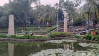 Hal tersebut salah satunya karena dekat dengan pusat keramaian dan tempat nongkrong anak muda. Burhanudin pun beberapa waktu ke belakang kerap memberitahu bahwa waktu berkunjung ke taman sudah usai, namun pemberitahuan itu tidak mempan. 