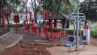 Memang di Taman Ayodia ini tak ada wahana bermain untuk anak-anak, fasilitas yang ada di taman ini yakni beberapa alat kebugaran. Taman Ayodia juga cocok untuk olahraga sore ataupun pagi karena selain terdapat beberapa alat kebugaran juga ada track untuk jogging atau jalan santai. 