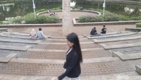 Banyaknya bangku-bangku juga membuat taman ini cocok dinikmati untuk bersantai-santai, adapun pengunjung yang duduk di rerumputan atau beton pinggir kolam. Cuaca sore hari yang terik mataharinya sudah redup membuat nongkrong di Taman Ayodia semakin sejuk. 