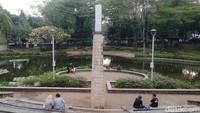 Petugas keamanan Taman Ayodya, Burhanudin pun mengatakan tak perlu uang besar untuk nongkrong dan bersantai-santai di taman ini cukup dengan gorengan dan segelas kopi atau minuman segar sebagai pendampingnya. 