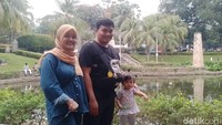 Selain pengunjung anak muda, keluarga yang mengajak anaknya bermain ke Taman Ayodia pun cukup banyak. Di antaranya Puput, ia bersama suami dan anaknya memilih menikmati sore di taman ini karena suasana yang asri. 