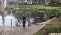 Taman yang kurang lebih luasnya 8.000 meter persegi ini di tengahnya terdapat kolam dengan air mancur yang beroperasi setiap dua jam sekali, mulai dari jam 07.00 sampai 16.00 WIB. Di pinggiran kolam juga kerap dijadikan spot untuk anak-anak memberi makan ikan. 