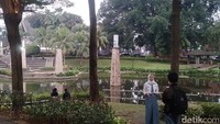 Burhanudin juga menyampaikan perbedaan Taman Ayodia dan taman lainnya di Jakarta, jika taman yang lain ramai pengunjung saat pagi dan sore, maka Taman Ayodia akan ramai ketika sore dan malam. Walaupun sebetulnya jam operasional taman ini mulai dari jam 06.00 hingga 18.00 WIB, tapi biasanya pengunjung nongkrong hingga jam 21.00 WIB. 