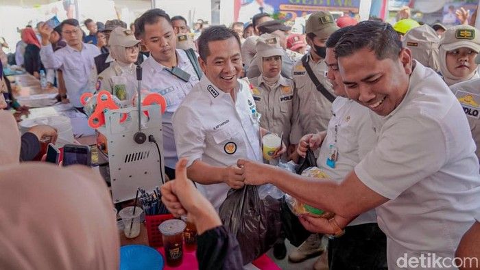 Momen Bupati Karawang Aep Syaepuloh saat mengunjungi stand UMKM di Gebyar Paten Kecamatan Tirtamulya