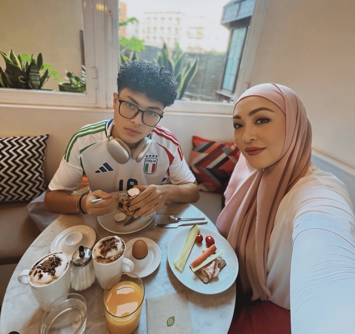 Momen Hangat Angelina Sondakh Saat Kulineran Bareng Keanu Massaid Momen Hangat Angelina Sondakh Saat Kulineran Bareng Keanu Massaid