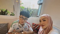 Ia memang dekat dengan anak-anaknya. Tidak hanya dengan Aaliyah, wanita ini juga terlihat senang menghabiskan waktu makan bersama Keanu Massaid. Foto: Instagram @angelinasondakh09