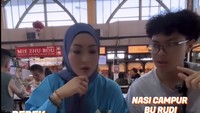 Seru! Ini salah satu momen ketika wanita 46 tahun itu melakukan tantangan makan bersama anak laki-lakinya. Mereka terlihat memesan bebek goreng, nasi campur, hingga lontong mie. Foto: Instagram @angelinasondakh09