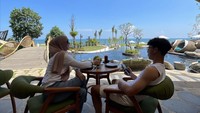Saat liburan di Bali, mantan Putri Indonesia itu juga menikmati waktu bersama Keanu di Luna Beach Club. Mereka terlihat menikmati kelapa muda. Foto: Instagram @angelinasondakh09