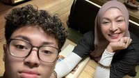 Bersama anak kandung satu-satunya, Angelina terlihat makan bersama di Mall. Mereka masih terlihat sedang memilah-milah menu. Foto: Instagram @angelinasondakh09