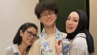 Ketika anaknya berulang tahun, tidak lupa ia merayakannya bersama. Terlihat ada kue ulang tahun yang siap dipotong. Foto: Instagram @angelinasondakh09