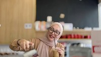 Kali ini wanita kelahiran tahun 1977 itu sedang ikut meracik kopi di salah satu coffee shop, bernama Kopi Teori. Foto: Instagram @angelinasondakh09