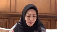 Angelina Sondakh juga pernah menunjukkan momen seru ketika hendak menikmati sepiring pasta. Tampaknya wanita ini sudah tidak sabar menikmatinya. Foto: Instagram @angelinasondakh09