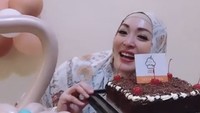 Saat berada di Aceh, mantan politisi itu mampir ke toko kue Choco Cheese Patisserie. Disebut-sebut, menu yang paling ia suka adalah kue black forest. Foto: Instagram @angelinasondakh09