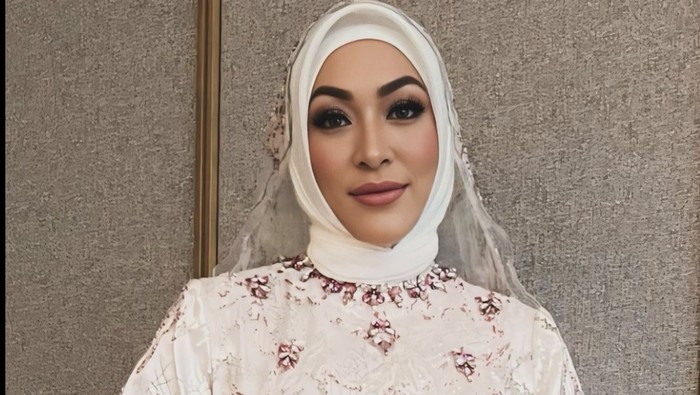 Momen Hangat Angelina Sondakh Saat Kulineran Bareng Keanu Massaid
