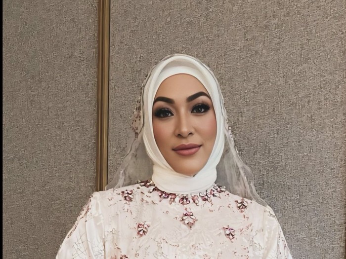 Momen Hangat Angelina Sondakh Saat Kulineran Bareng Keanu Massaid