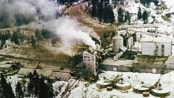 Bencana Libby: Di 1919, penemuan mineral Vermikulit mengubah nasib kota Libby, Montana. Vermikulit banyak gunanya. Tambang di Libby memproduksi 80% pasokan dunia tahun 1963. Namun beberapa jenis vermikulit mengandung asbes, zat berbahaya yang dapat memicu masalah paru-paru. Perusahaan tambang tak memberi tahu siapa pun, dan warga Libby menggunakan produk limbah tambang untuk bangunan. Akibatnya, hampir 10% penduduk kota meninggal karena penyakit yang berhubungan dengan asbes. Tambang ditutup tahun 1990. Tahun 2009, pemerintah AS mengumumkan keadaan darurat di Libby untuk membersihkan kota itu. Foto: GF Tribune Foto: GF Tribune