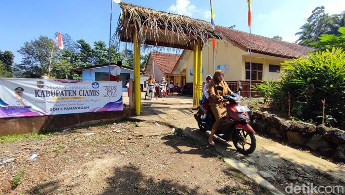 Para guru SDN 3 Panaragan siap mengantarkan para siswanya ke rumahnya masing-masing menggunakan sepeda motor.