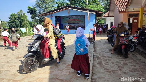 Para guru SDN 3 Panaragan siap mengantarkan para siswanya ke rumahnya masing-masing menggunakan sepeda motor.