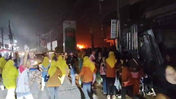 Pasien dievakuasi dari RS di Depok yang kebakaran